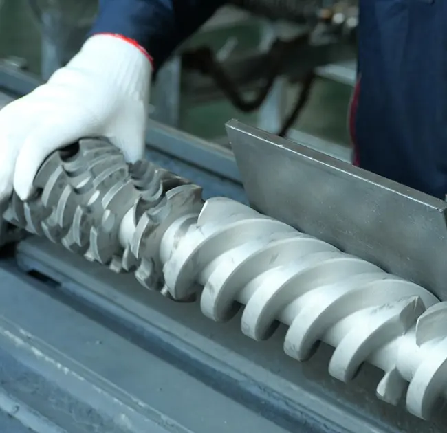 ولې تورې کرښې په پرله پسې ډول په خارج کې څرګندیږي؟ دا مقاله تاسو ته درکوي چې څنګه ژر تر ژره معلومه کړئ چې ایا دا د بیرل یا سکرو سره د ستونزې له امله رامینځته شوی.